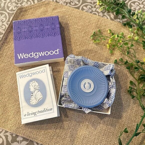 Wedgwood Vintage Blue Jasperware 225th Anniversary Small‎ Fluted Plate with Box - Picture 1 of 7